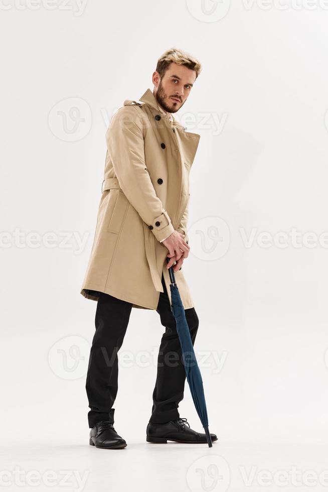 bello uomo nel cappotto autunno capi di abbigliamento moda studio pieno lunghezza Accessori foto