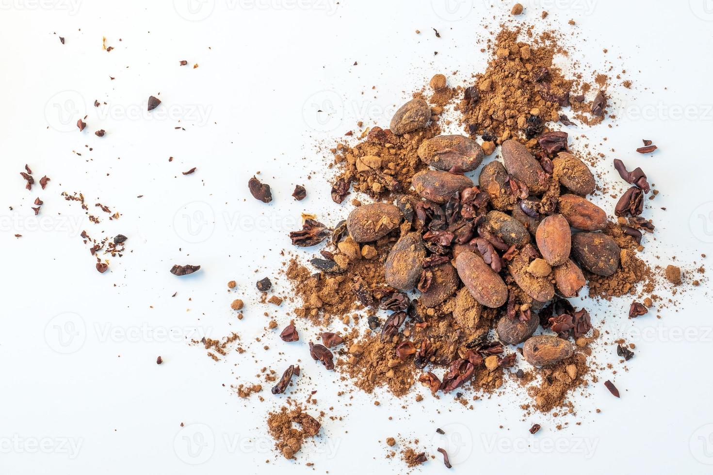 semi di fave di cacao, fave di cacao e polvere di cacao isolato su sfondo bianco. foto