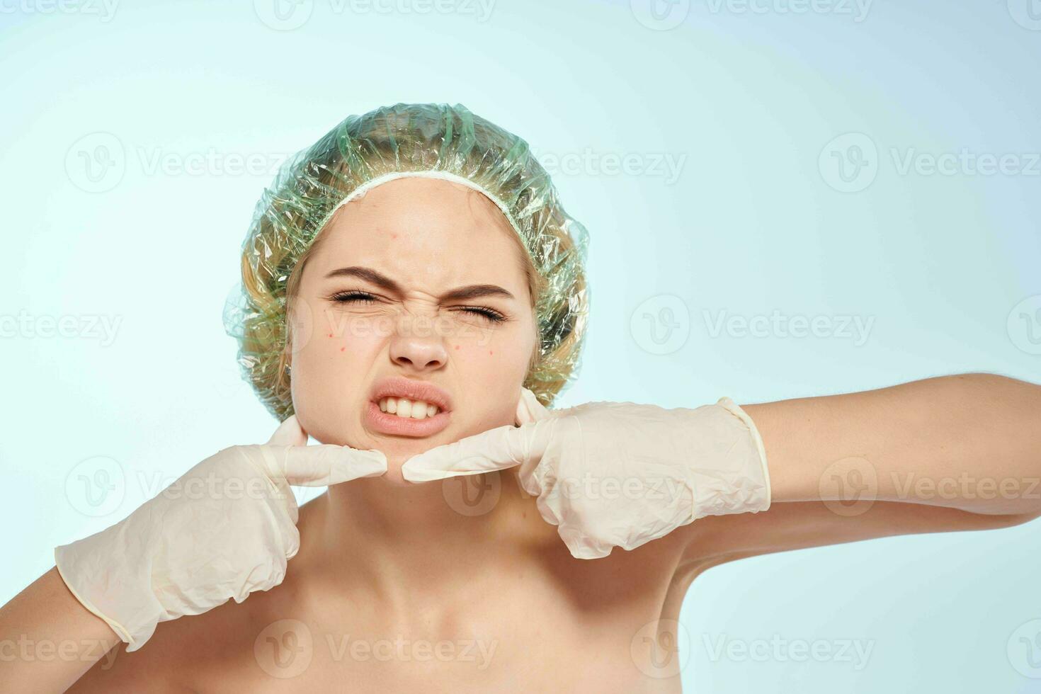 donna con spoglio le spalle spremere brufoli su sua viso dermatologia foto