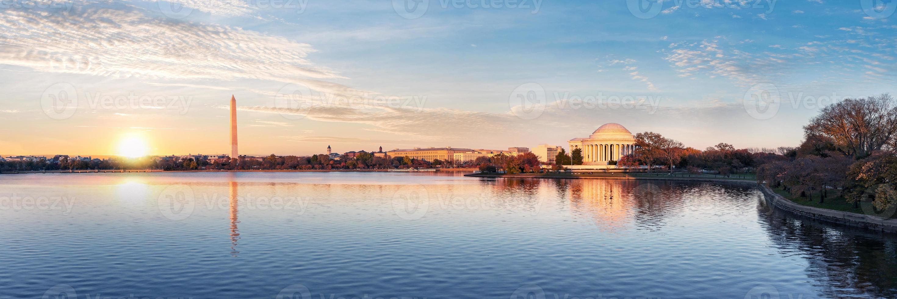 Jefferson Memorial e il monumento di Washington si riflette sul bacino di marea al mattino, Washington DC, Stati Uniti d'America foto