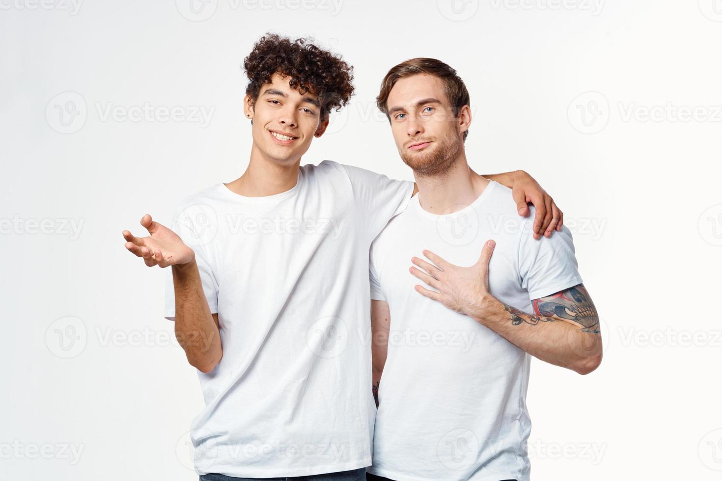Due uomini siamo in piedi Il prossimo per pulito magliette emozioni foto