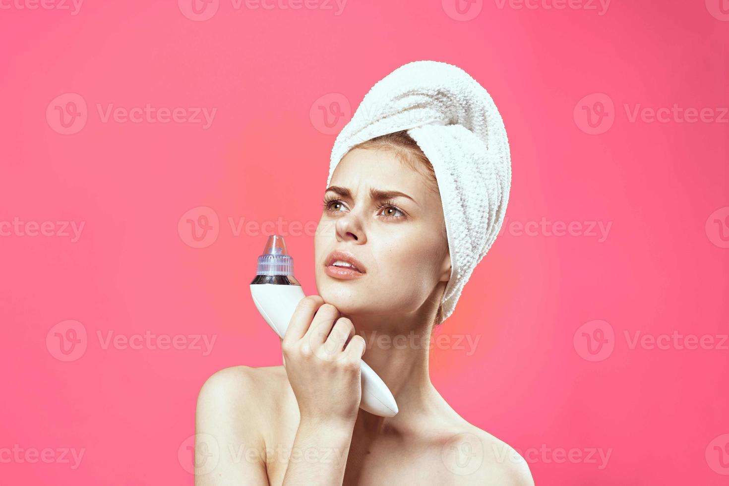 allegro donna con un' asciugamano su sua testa vuoto viso pulizia rosa sfondo foto