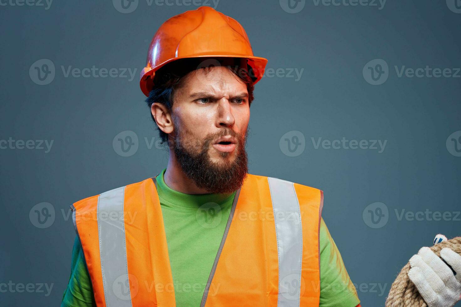 emotivo lavoratore costruzione uniforme professionale avvicinamento blu sfondo foto