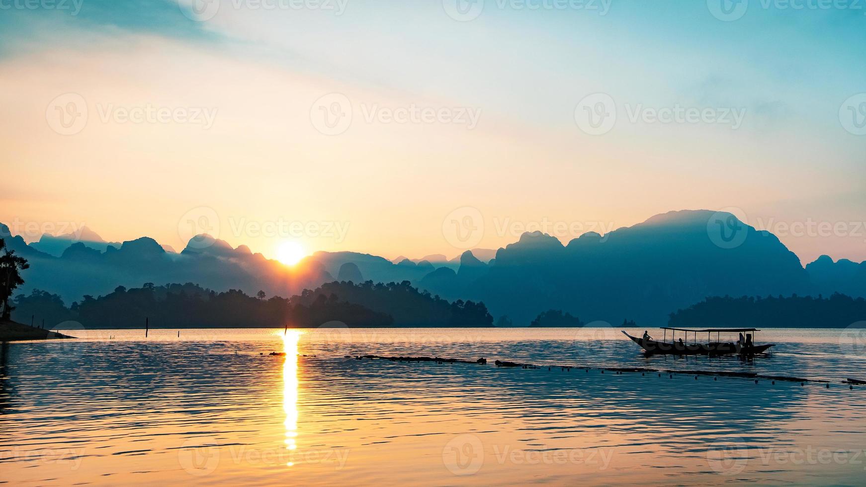 immagine silhouette di una barca a vela in una diga nel sud della Thailandia foto