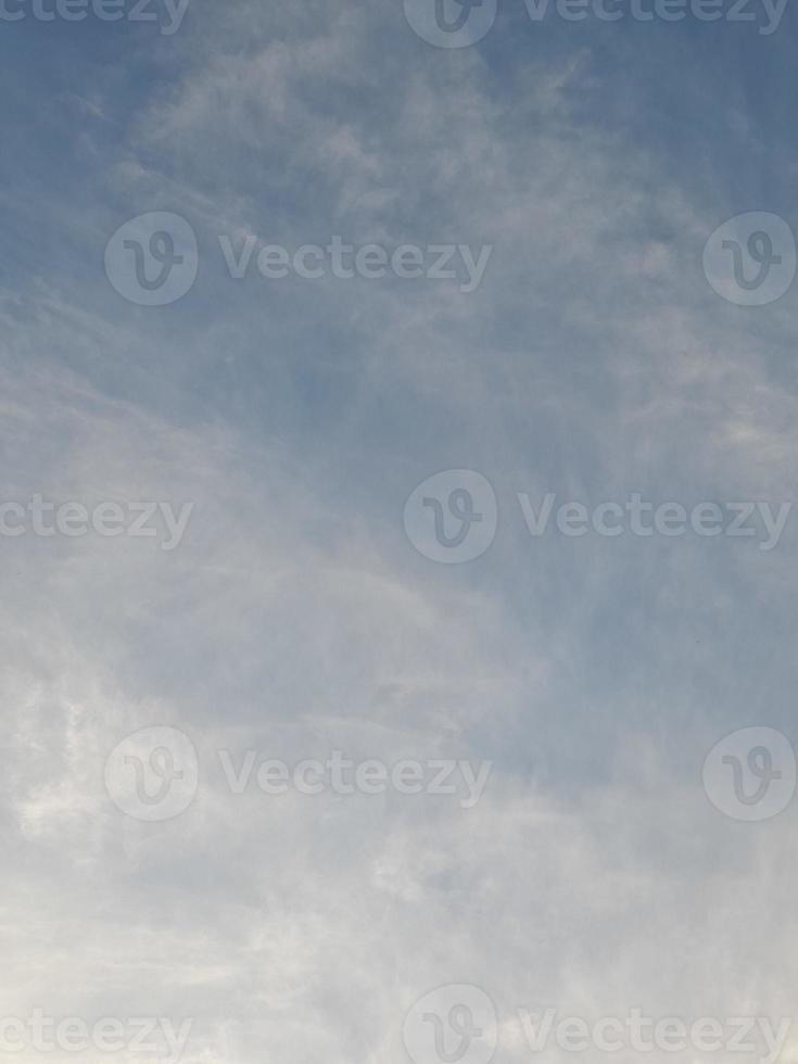 bellissimo bianca nuvole su in profondità blu cielo sfondo. grande luminosa morbido soffice nuvole siamo copertina il intero blu cielo. foto