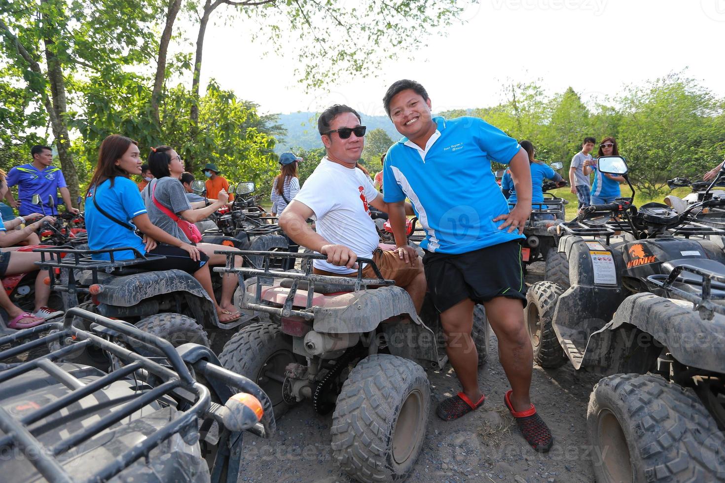 nakhonnayok, Tailandia - dicembre 19 turisti equitazione atv per natura avventura su sporco traccia su dicembre 19, 2015, Tailandia. foto