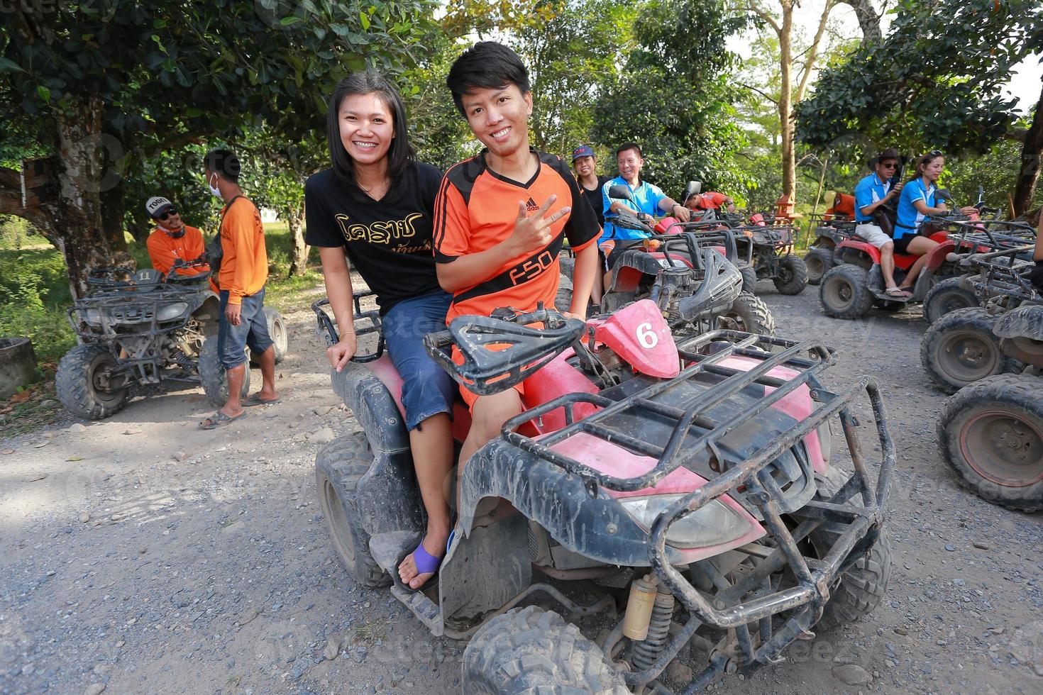 nakhonnayok, Tailandia - dicembre 19 turisti equitazione atv per natura avventura su sporco traccia su dicembre 19, 2015, Tailandia. foto