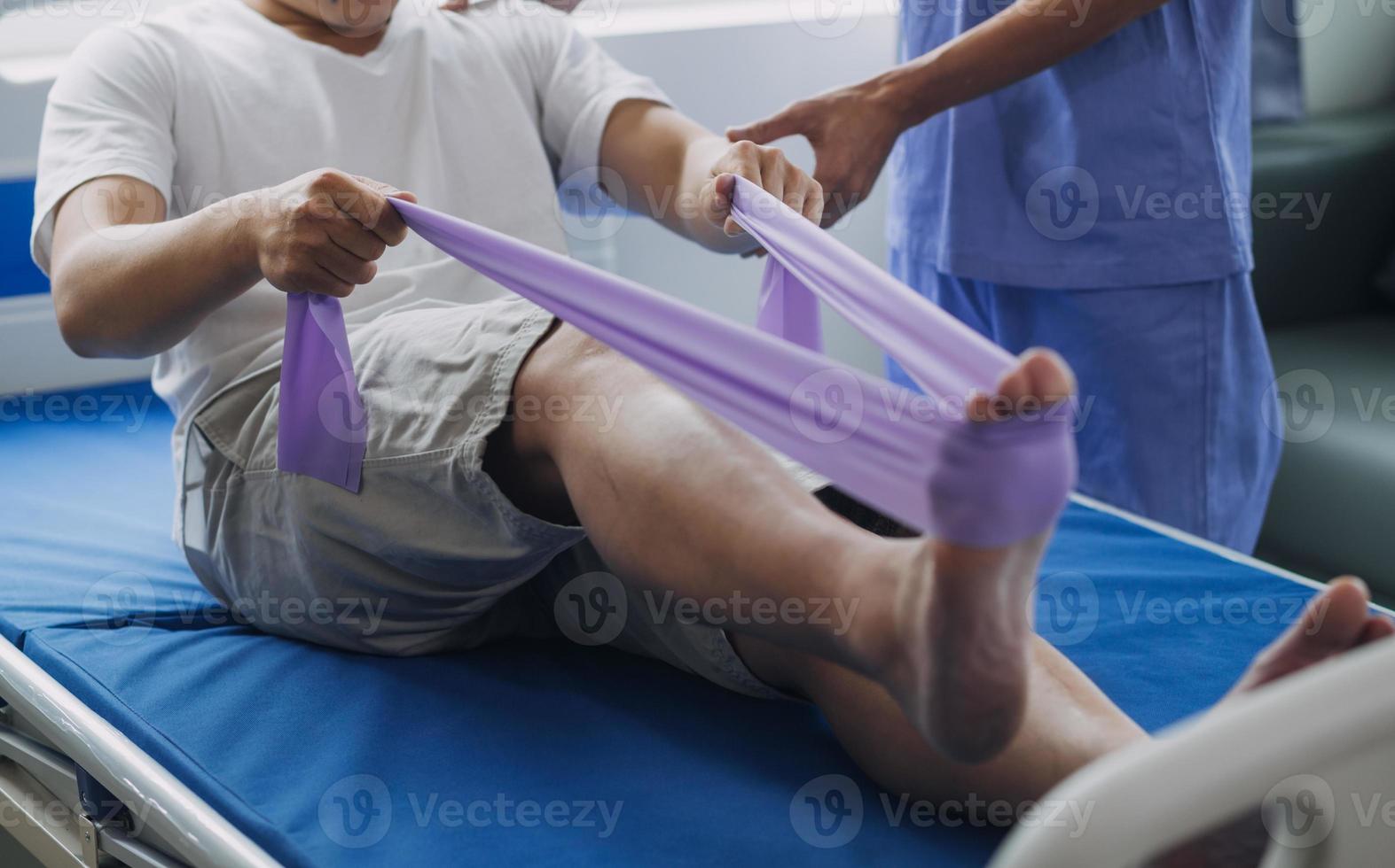 medico o fisioterapista Lavorando l'esame trattamento ferito braccio di atleta maschio paziente, allungamento e esercizio, fare il reinserimento terapia dolore nel clinica. foto