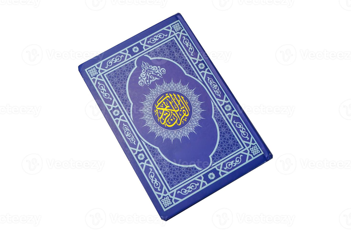 santo al Corano con scritto Arabo calligrafia su bianca sfondo con copia spazio foto