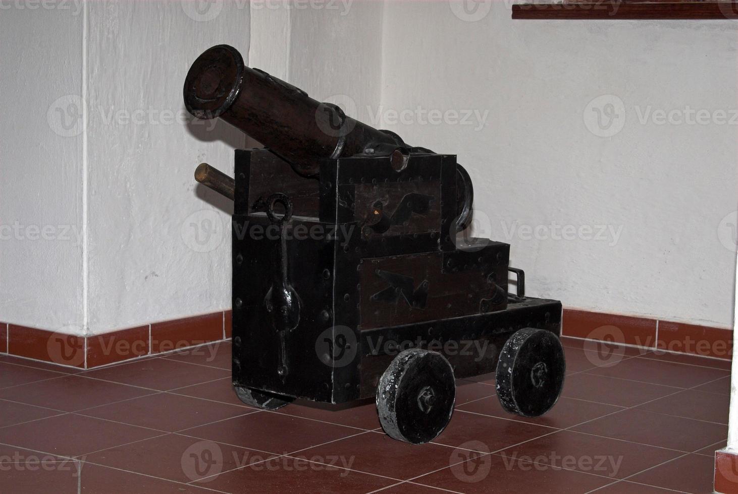 antico nero metallo cannone nel il Museo foto