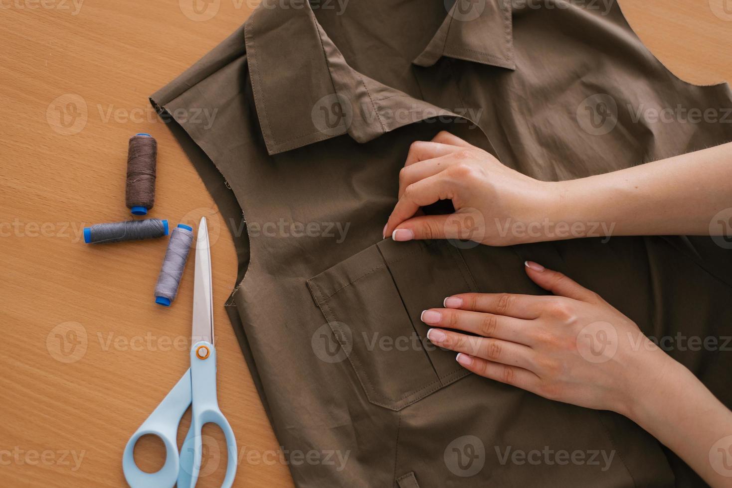 superiore Visualizza di sarti posto di lavoro. sarti mani preparazione per cucire camicia foto