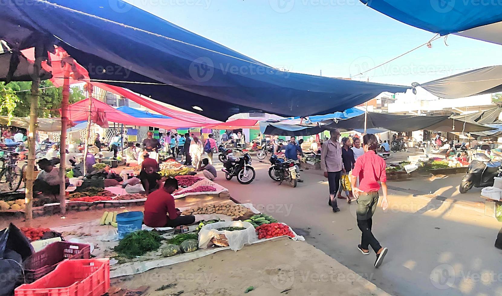 Locale indiano verdura mercato occupato sera foto