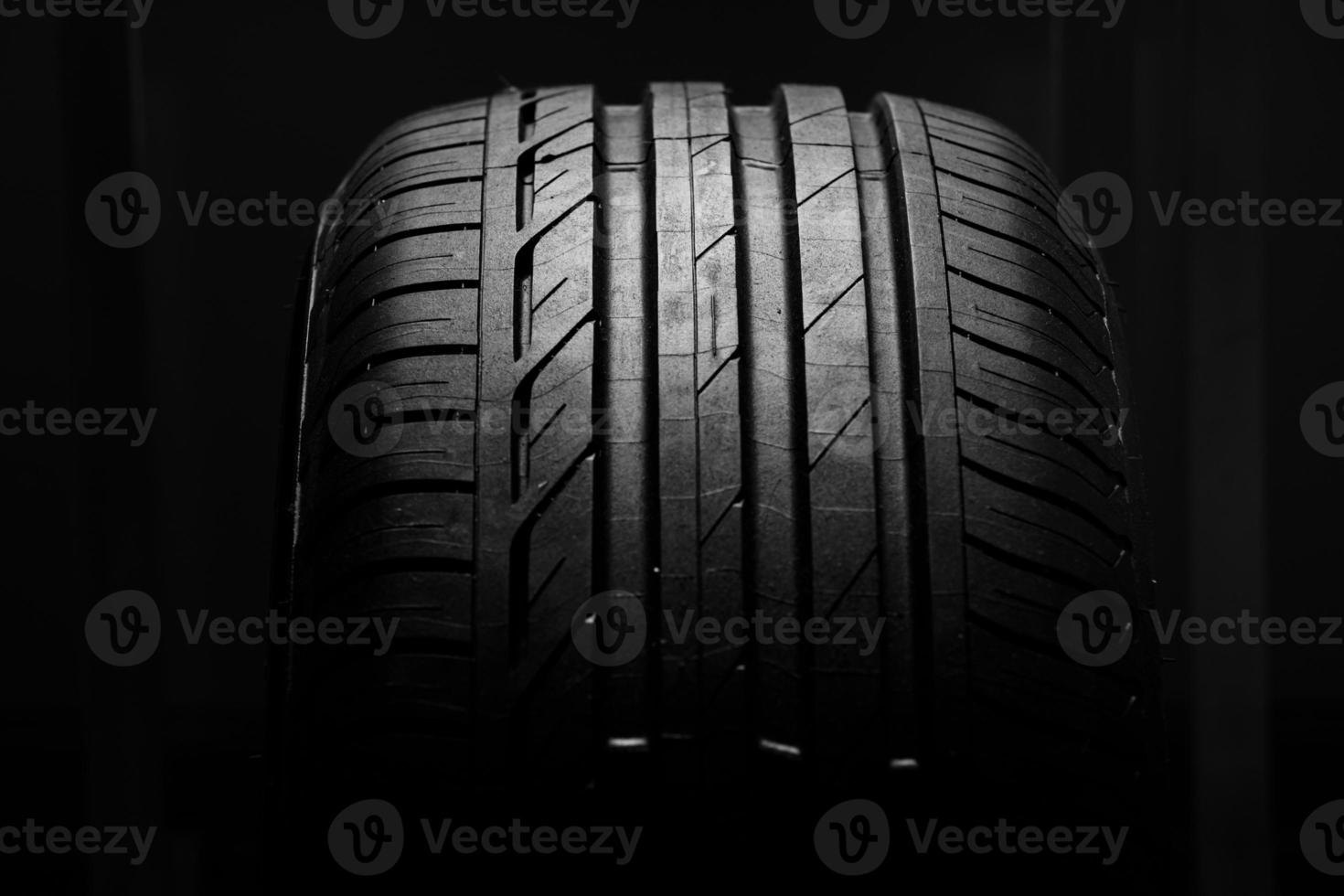 studio colpo di pneumatici per auto nuove di zecca isolato su uno sfondo nero foto
