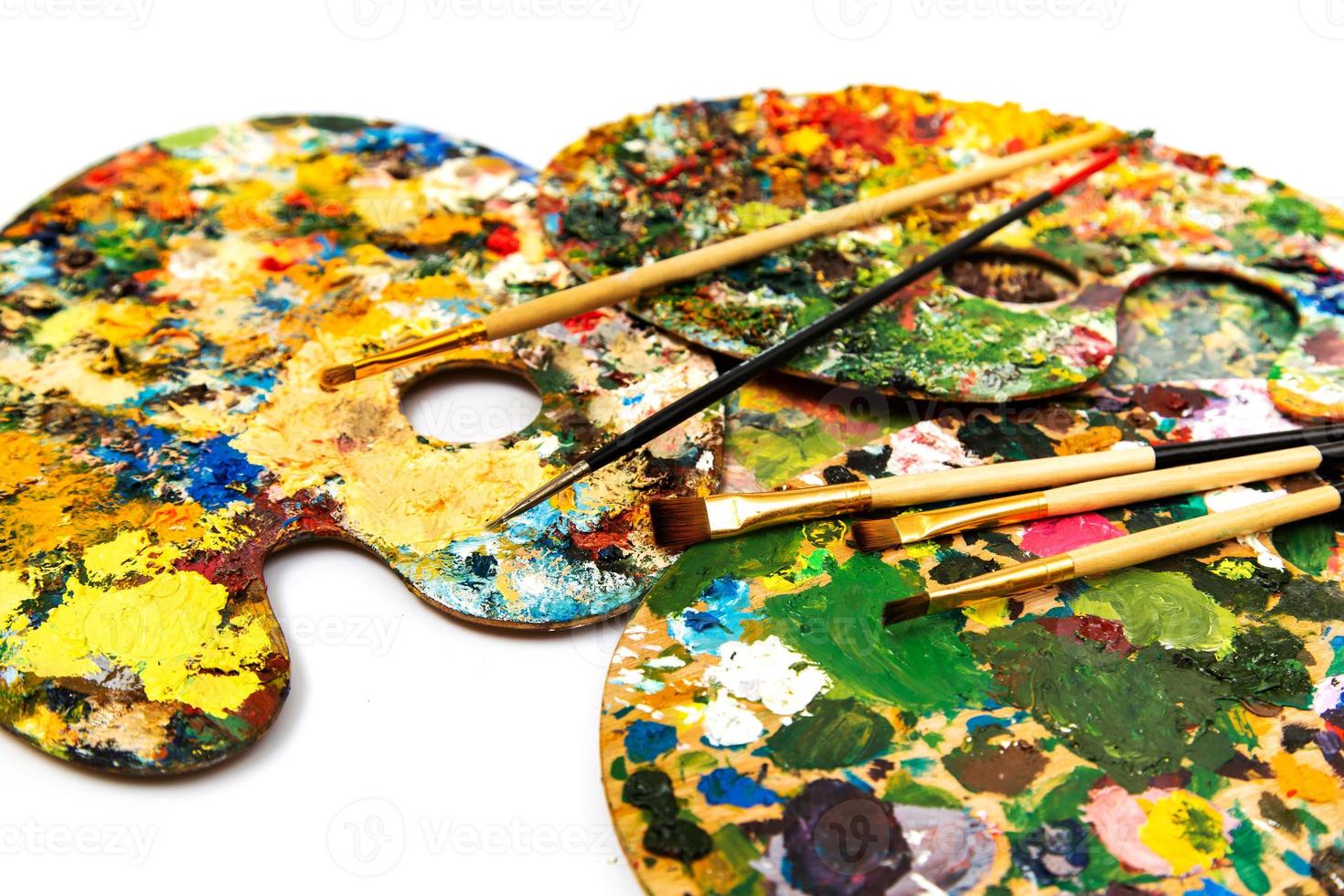 tavolozza con vernici colorate. tavolozza di pittura a olio colorata con pennelli. pennelli e colori per disegnare. foto