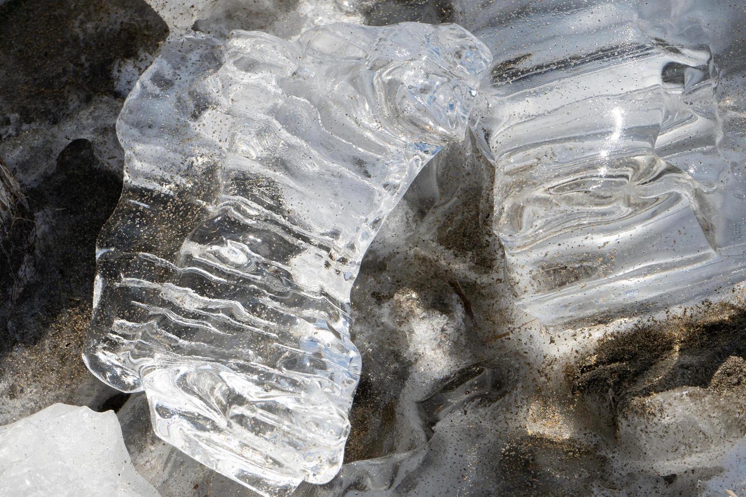 pezzi di ghiaccio su una spiaggia foto