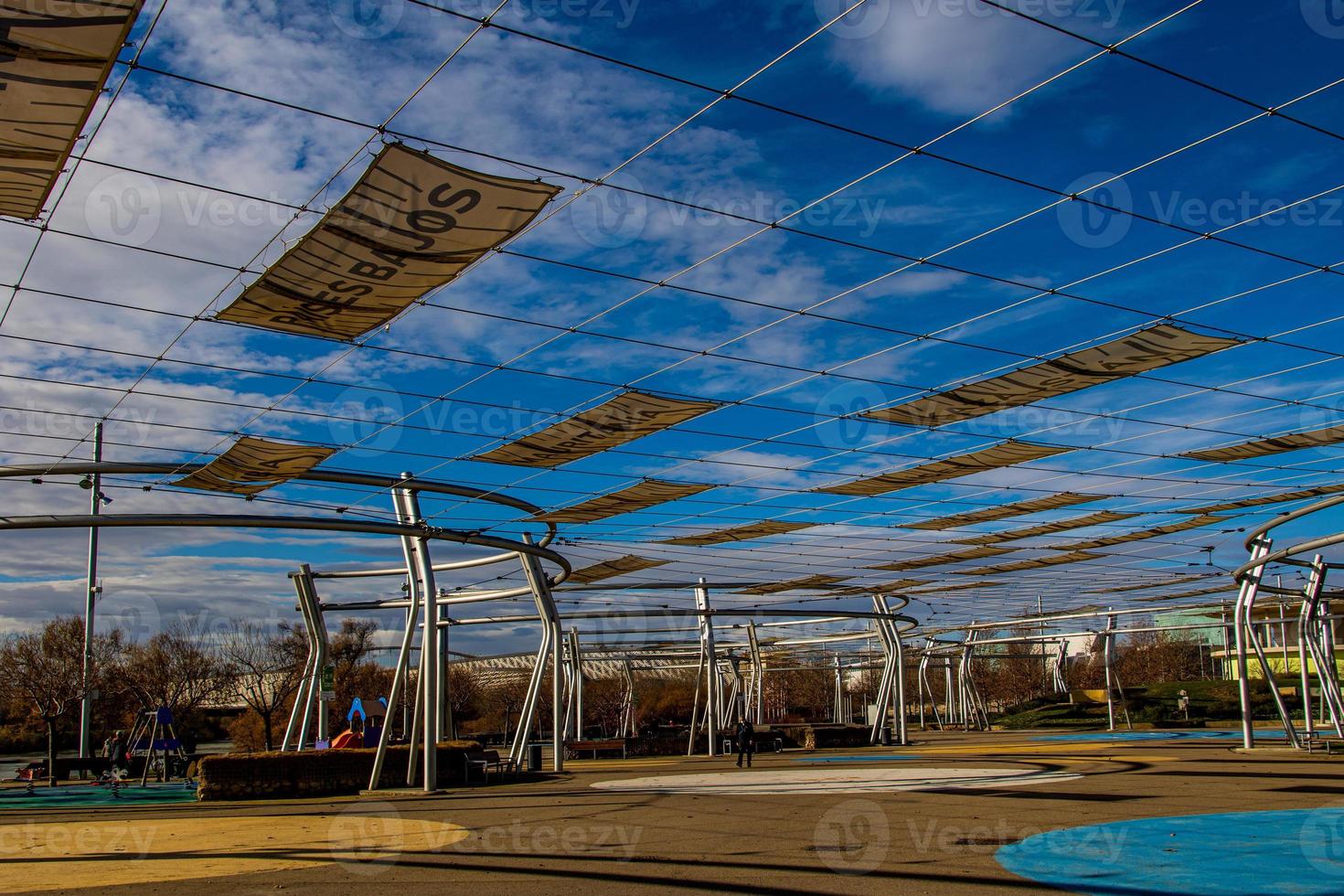 urbano paesaggio di saragozza nel Spagna con moderno architettura a partire dal expo 2008 foto