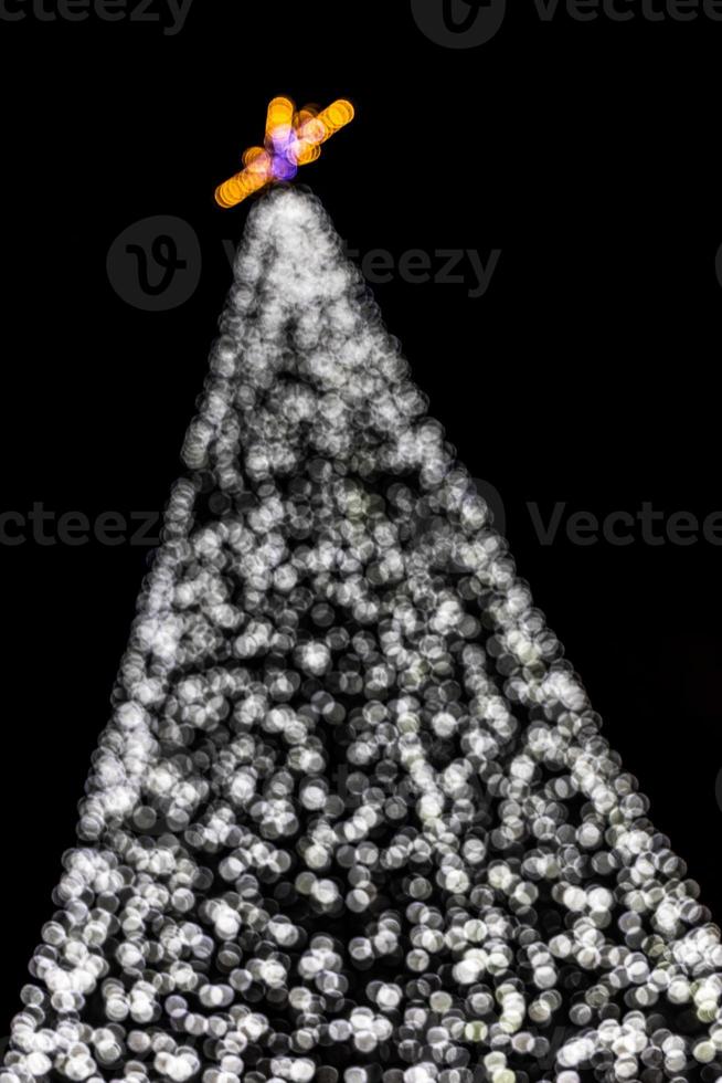 raggiante Natale albero decorazione su nero sfondo foto