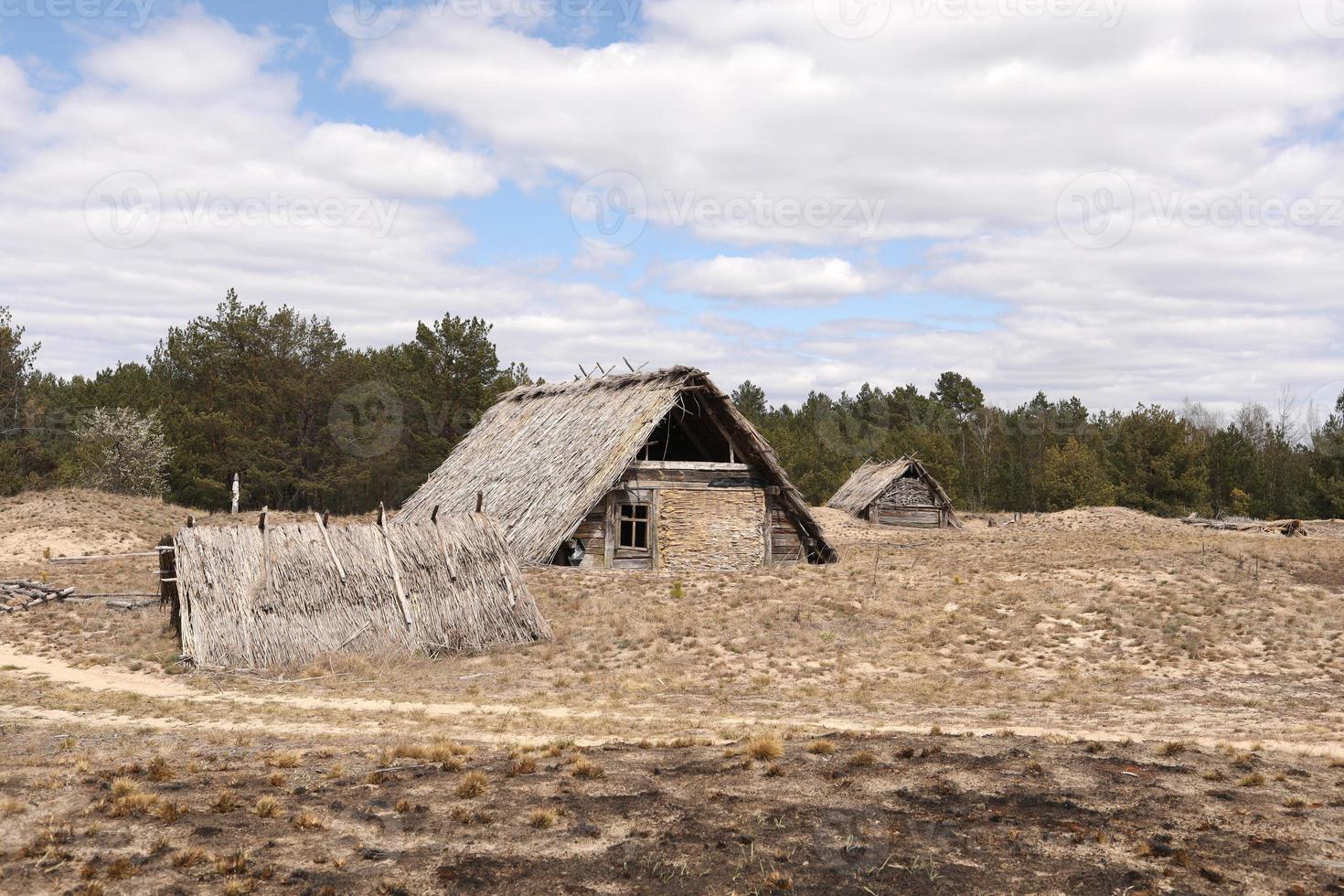 vecchio edificio rustico tradizionale con un tetto ricoperto di paglia in una giornata di primavera, ucraina. luogo turistico. foto