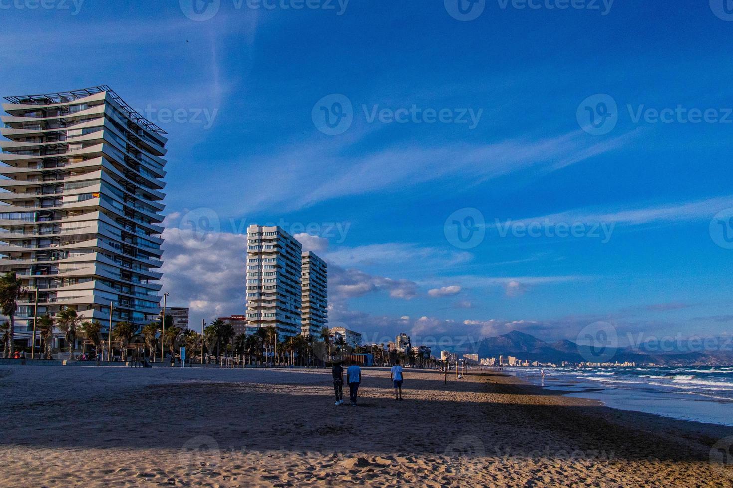 calma mare paesaggio di san juan spiaggia nel alicante Spagna su un' soleggiato giorno foto