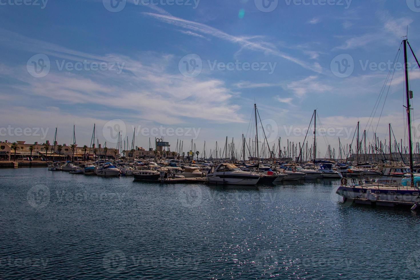 mare paesaggio con yacht porta nel alicante Spagna su un' estate caldo soleggiato giorno foto