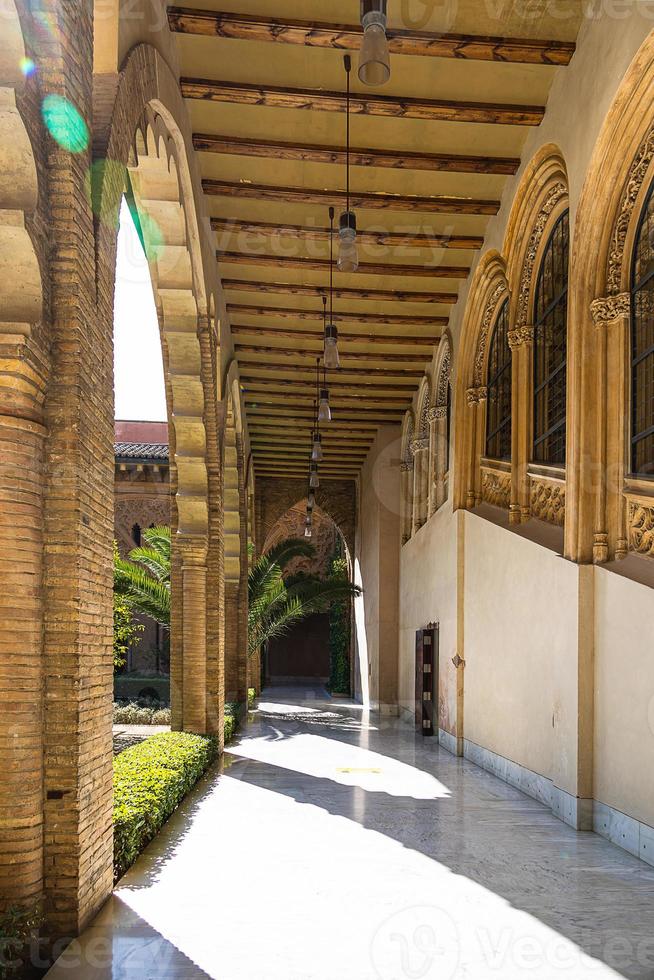 grande storico palazzo nel saragozza Spagna su un' caldo soleggiato giorno dentro foto