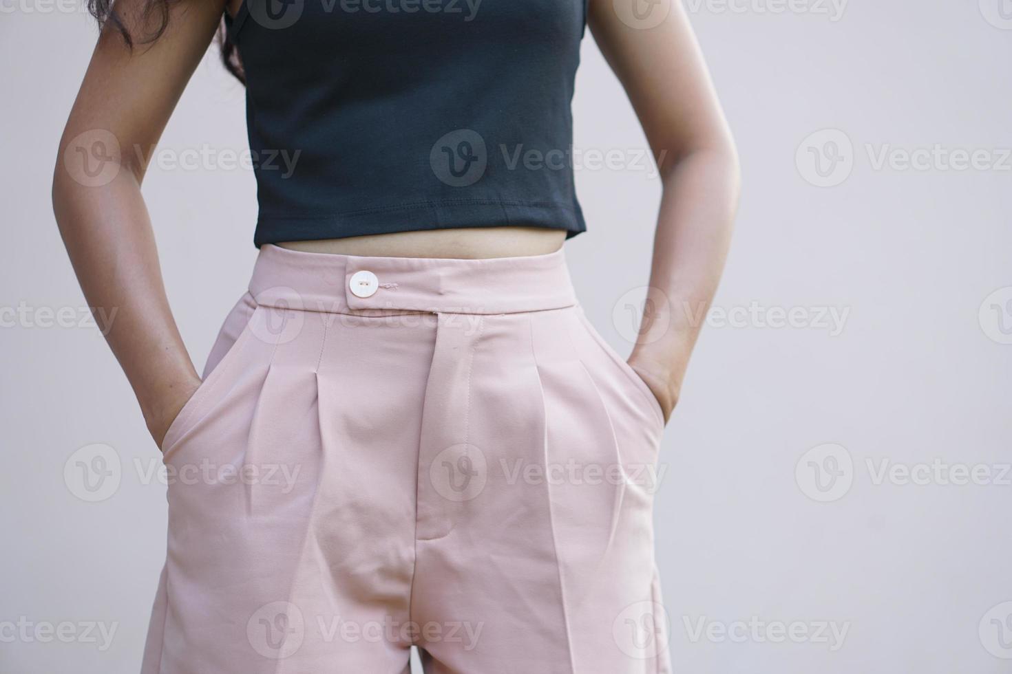 asiatico donna scelte su pantaloni tasca foto