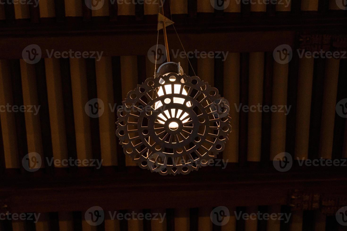 antico metallo lampada su di legno buio soffitto decorazione foto