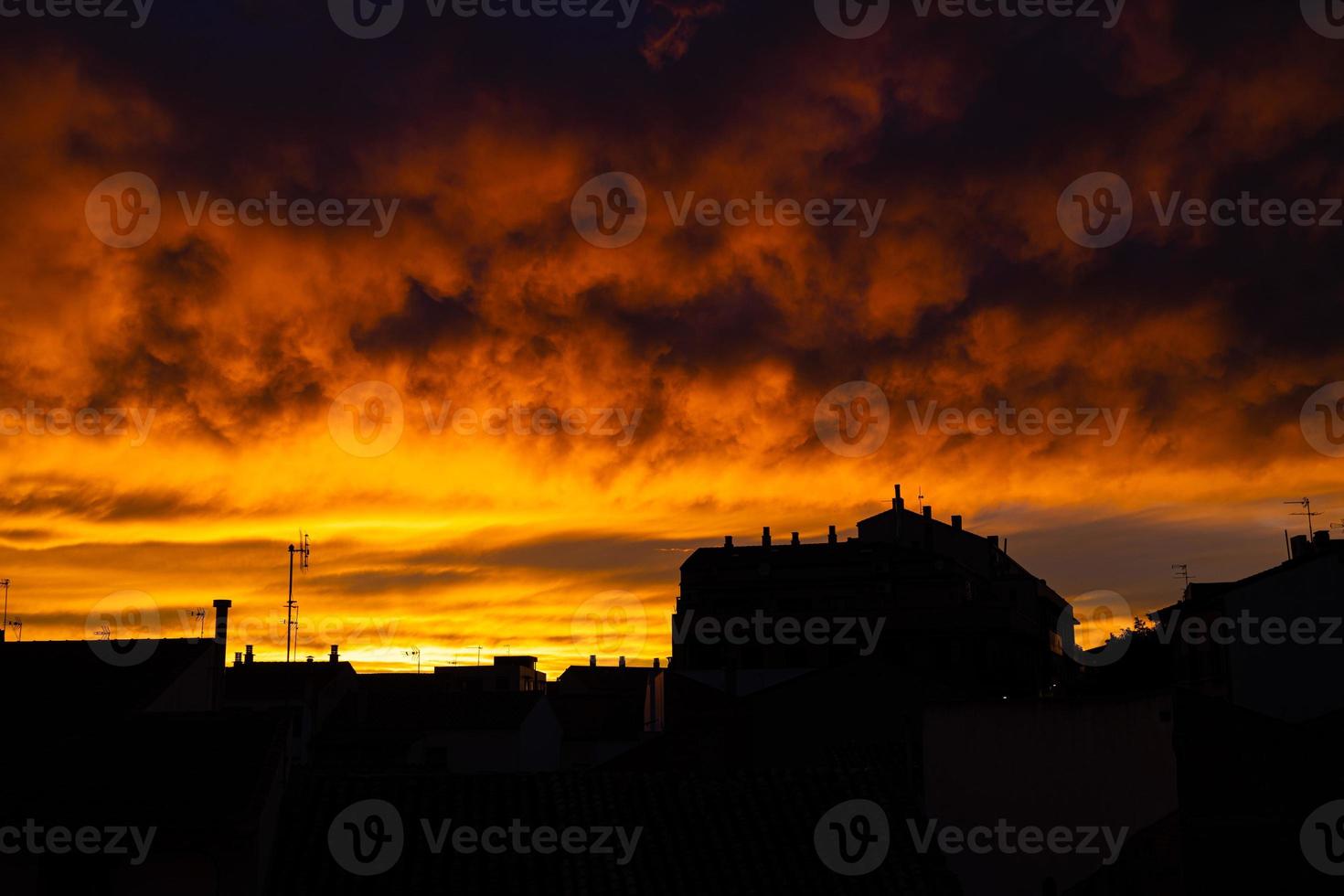 cielo sfondo con nuvole dopo tramonto al di sopra di buio tetti foto