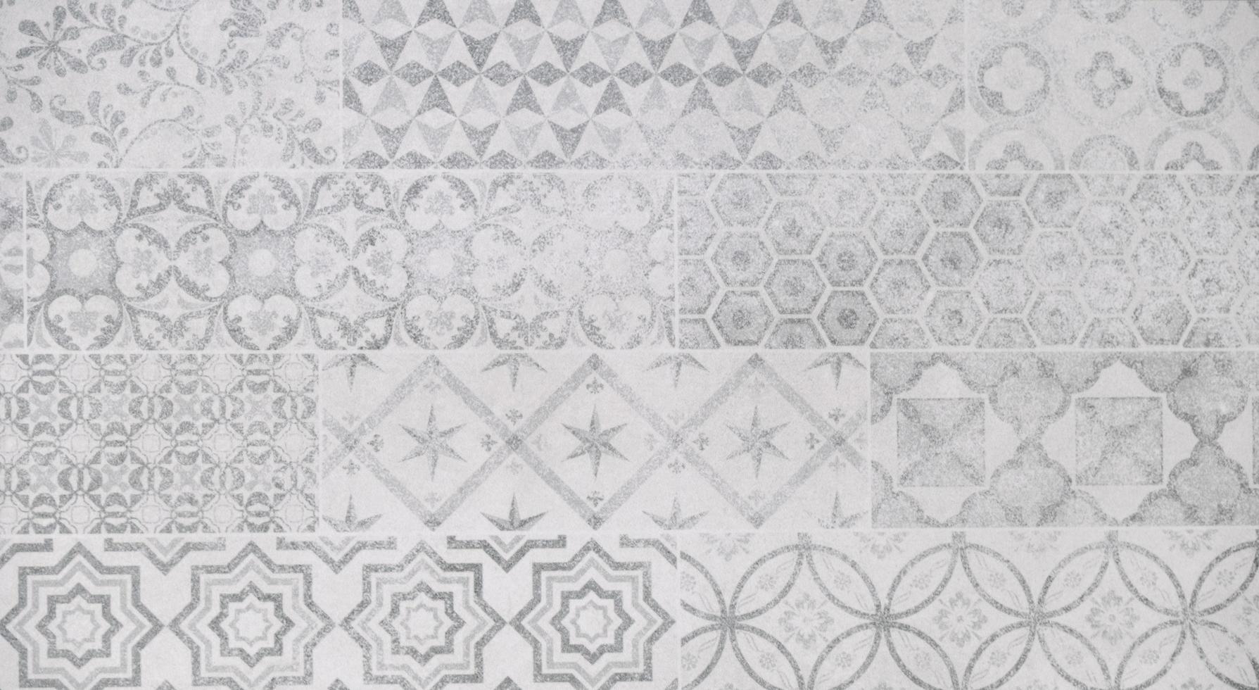 tessuto di pizzo bianco, vecchio motivo barocco bianco e muro di cemento foto