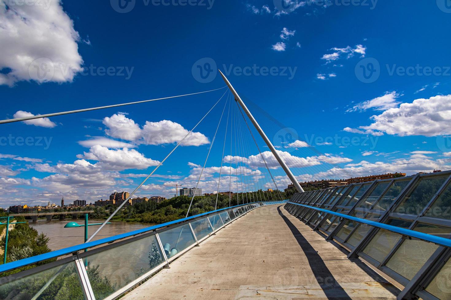 pedone sospensione ponte al di sopra di il ebro fiume nel saragozza, Spagna su un' estate giorno foto