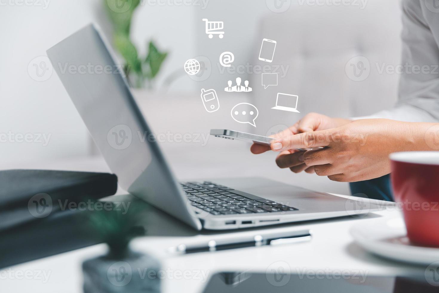 attività commerciale donna utilizzando inteligente Telefono con sociale Rete servizio o sn, sociale media concetto. donna utilizzando il computer portatile computer e soggiorno a casa per in linea marketing attività commerciale. sociale media attività commerciale. foto