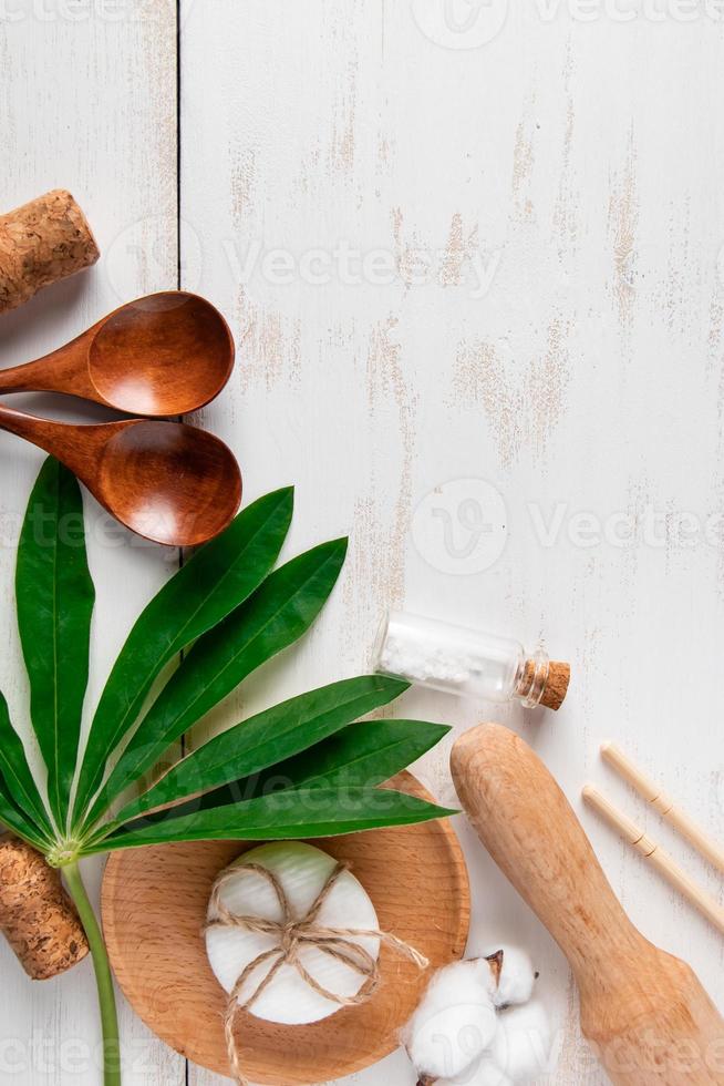 utensili da cucina biodegradabili naturali su un fondo di legno bianco foto