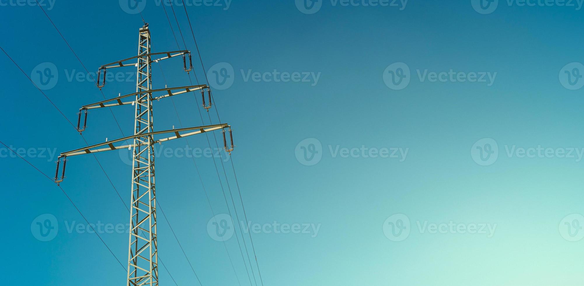 moderno alto voltaggio elettrico energia torri e filo Linee nel Germania, nel il blu pendenza tramonto cielo e tramonto colori e copia spazio. concetto di energia fornitura e energia crisi. foto