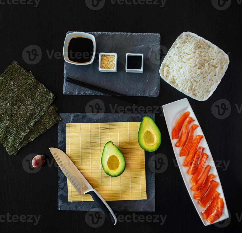 vista dall'alto degli ingredienti per il sushi foto