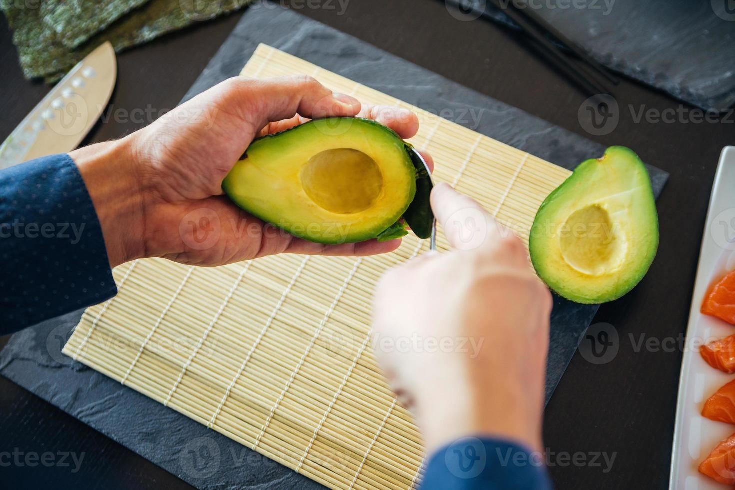 persona che prepara un avocado foto