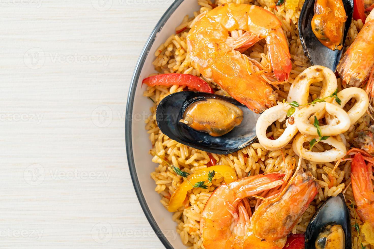 paella di mare con gamberi, vongole, cozze su riso allo zafferano foto