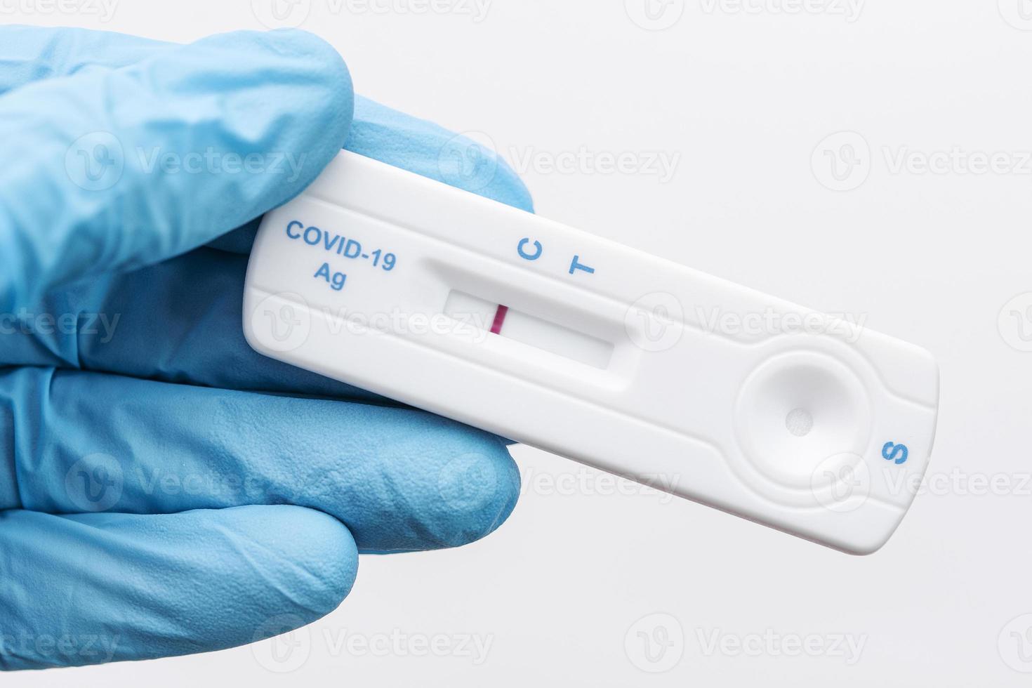 medico Tenere un' negativo risultato per covid-19 con test kit per virale patologia. foto