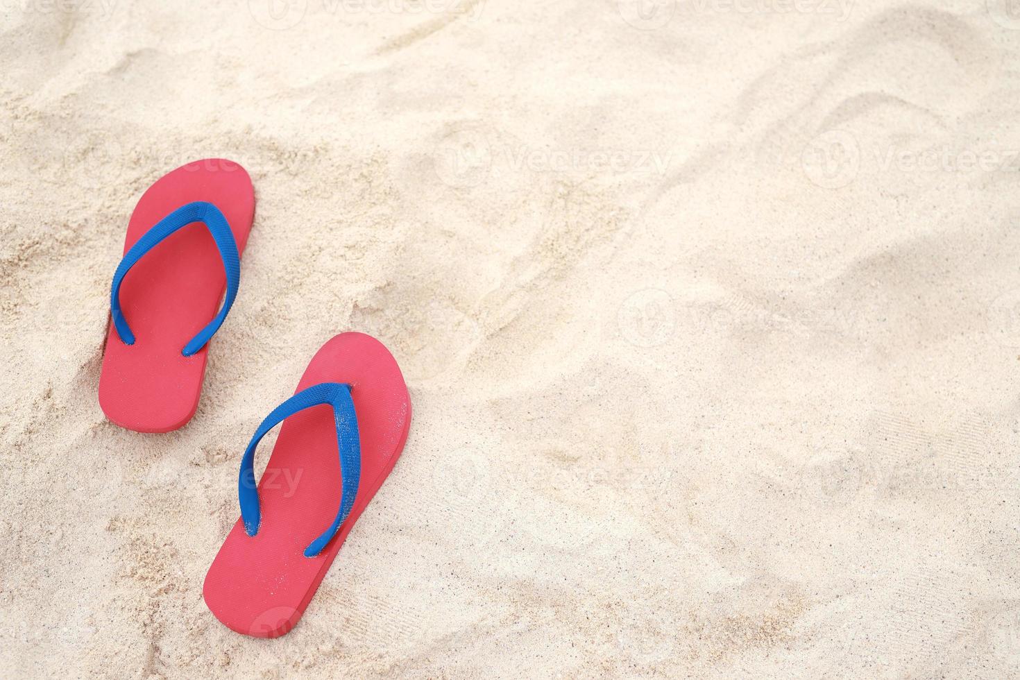 mare su il spiaggia orma persone su il sabbia e pantofola di piedi nel sandali scarpe su spiaggia sabbie sfondo. viaggio vacanze concetto. foto