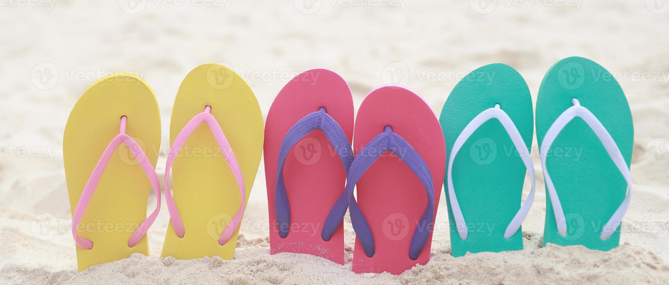 mare su il spiaggia orma persone su il sabbia e pantofola di piedi nel sandali scarpe su spiaggia sabbie sfondo. viaggio vacanze concetto. foto