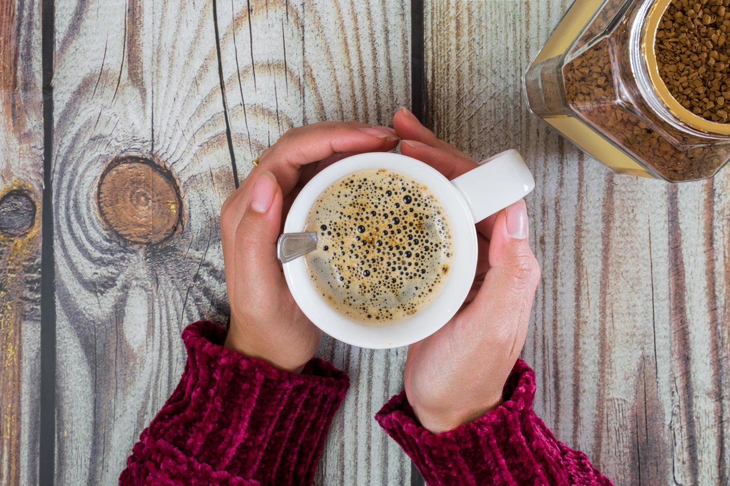 mani di donna con una tazza di caffè foto