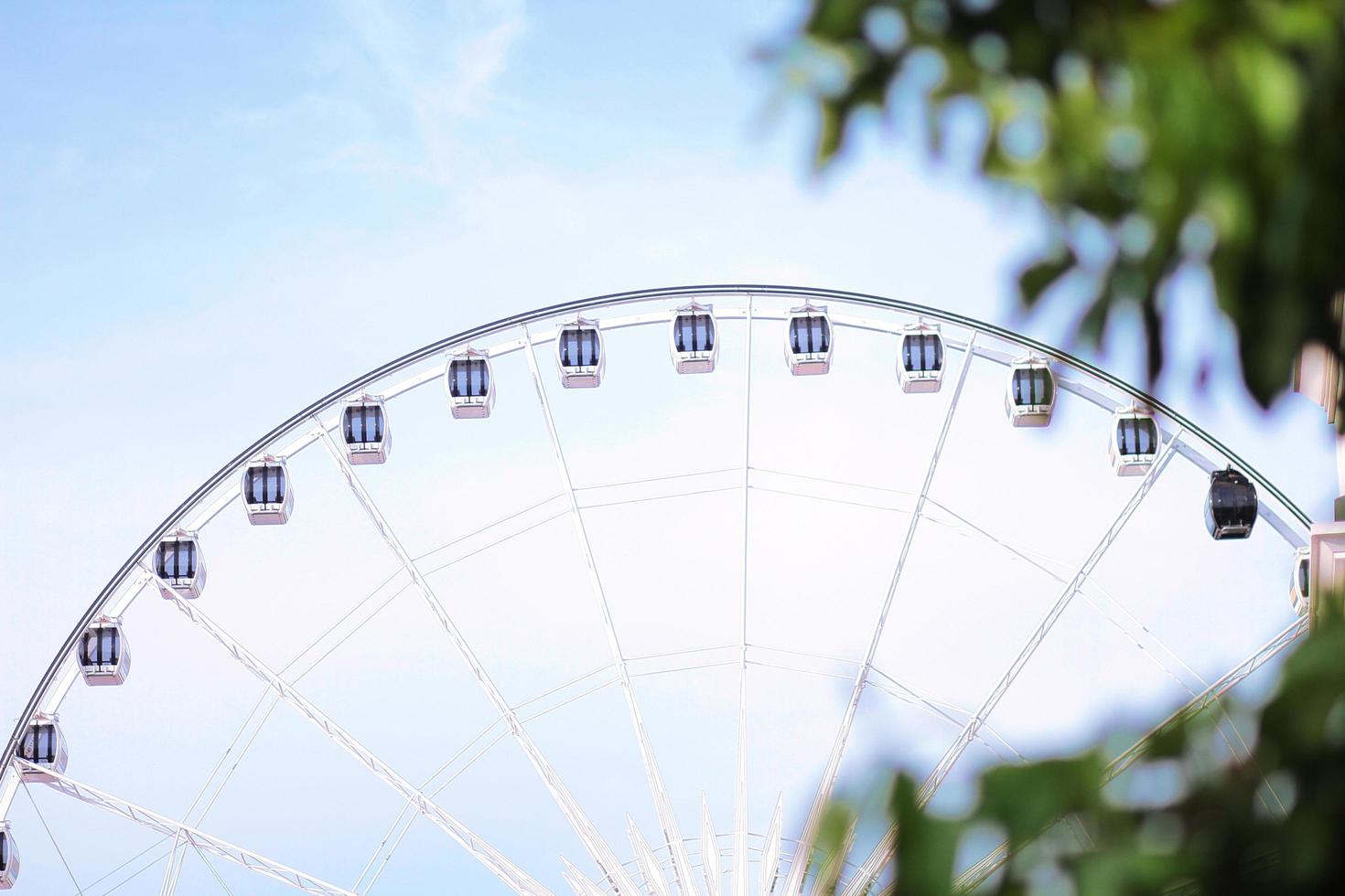 Ferris ruota contro su blu cielo. foto