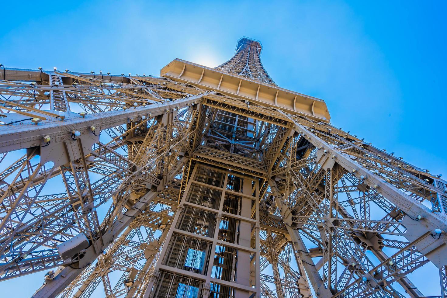 punto di riferimento della torre eiffel di hotel e resort parigini nella città di macao, cina foto