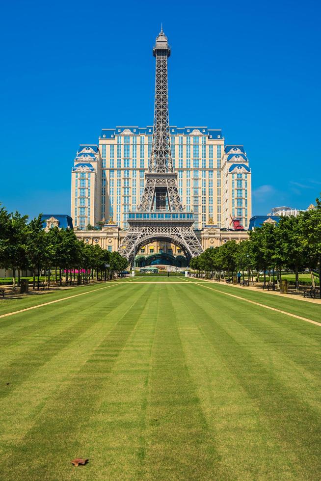 punto di riferimento della torre eiffel di hotel e resort parigini nella città di macao, cina foto