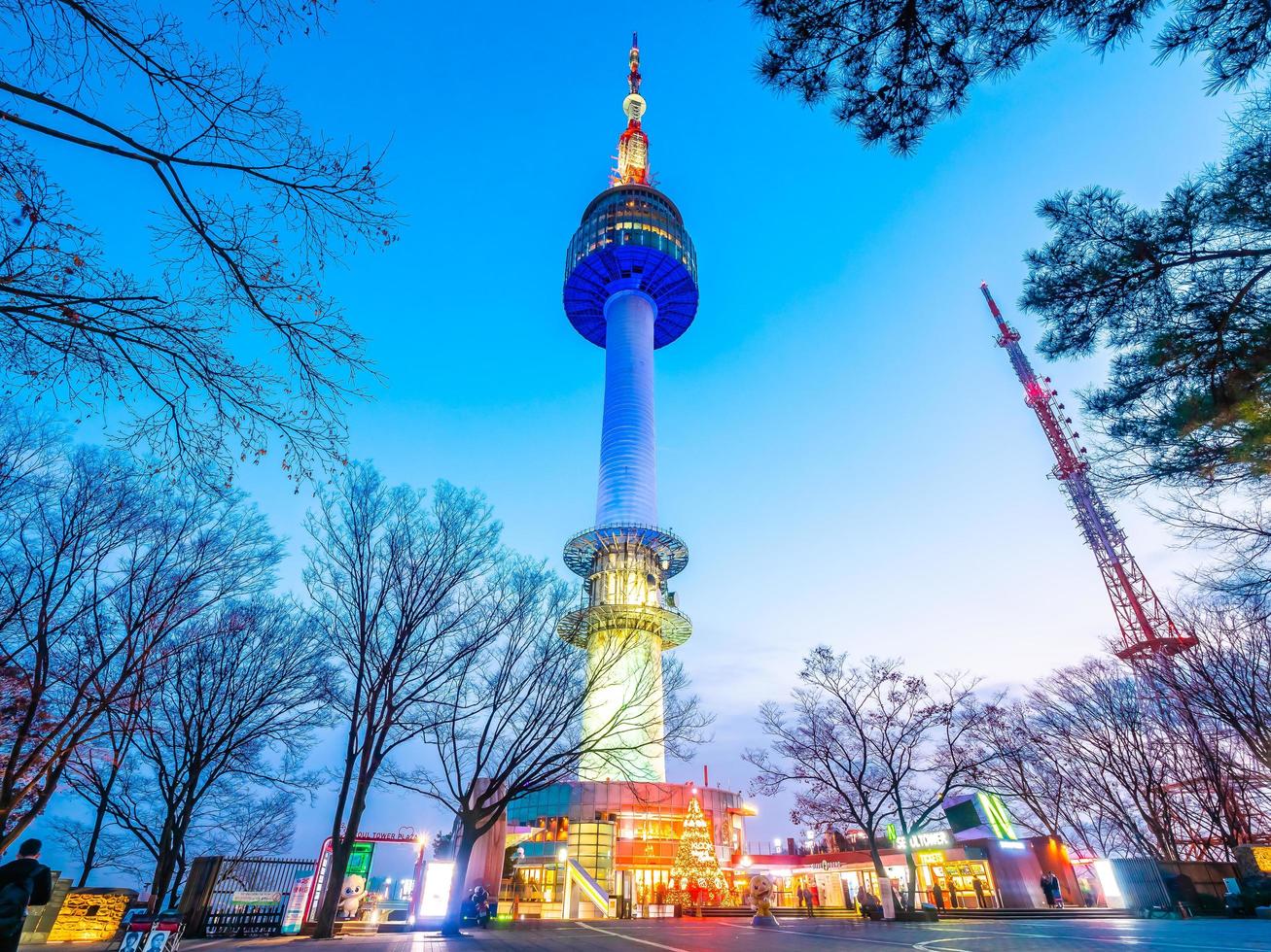 n torre di seoul sulla montagna di namsan, punto di riferimento di seoul, corea del sud foto