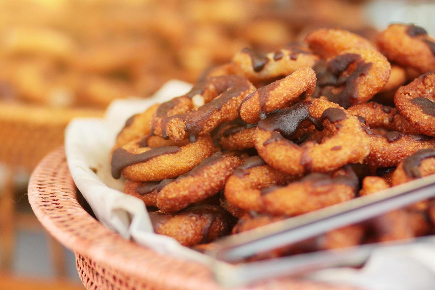 delizioso dolce dolce di tailandese tradizionale stile ciambelle con cioccolato su superiore fatti in casa su malacca cestino nel nozze cerimonia. foto