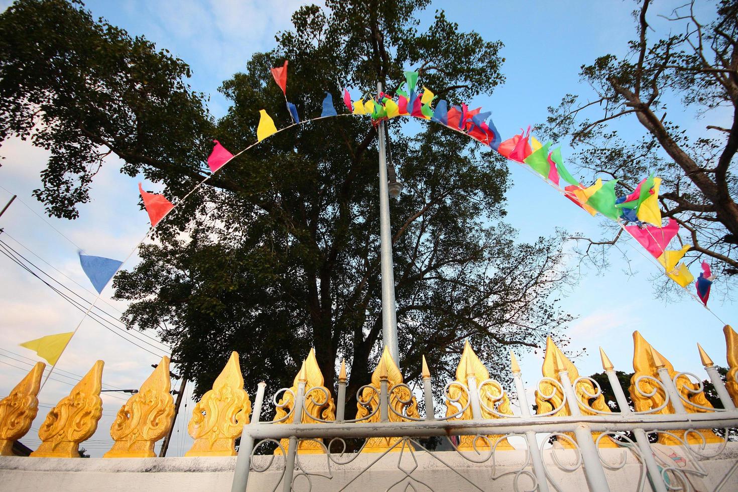 il tempio parete nel Tailandia decorato con colorato bandiere. foto