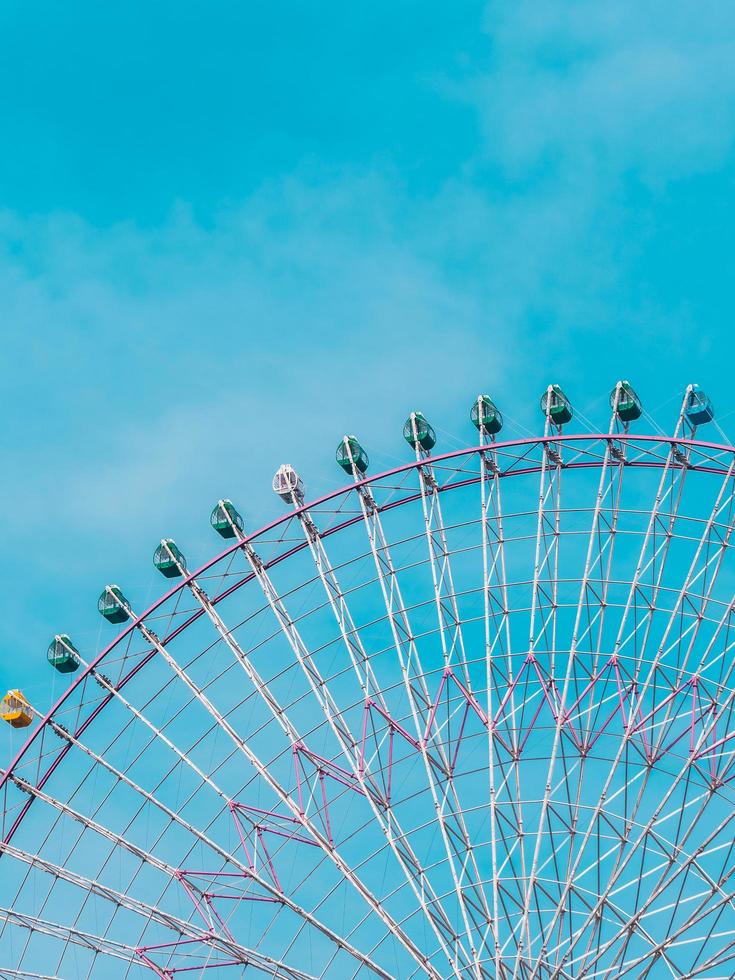 ruota panoramica nel parco con sfondo azzurro del cielo foto