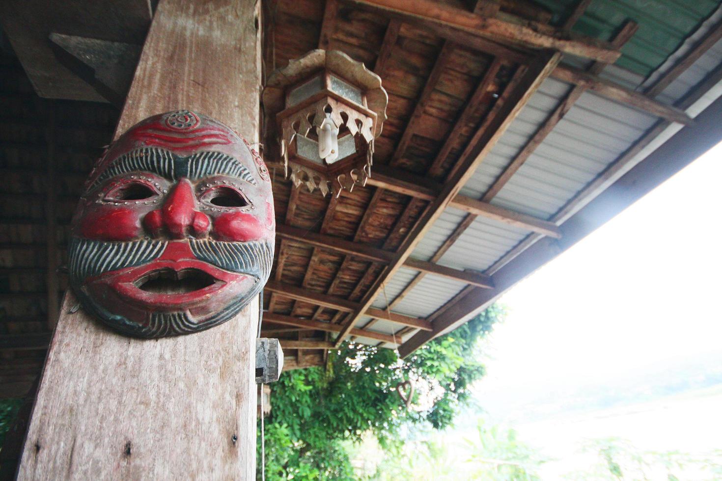 mano fatto nativo maschera decorazione su il di legno polo nel Tailandia foto