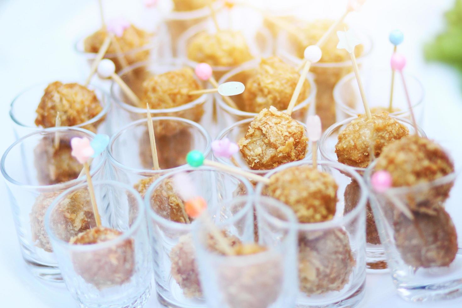 tailandese primavera rotolo e fritte Polpette nel piccolo bicchiere tazza decorato su buffet tavolo foto