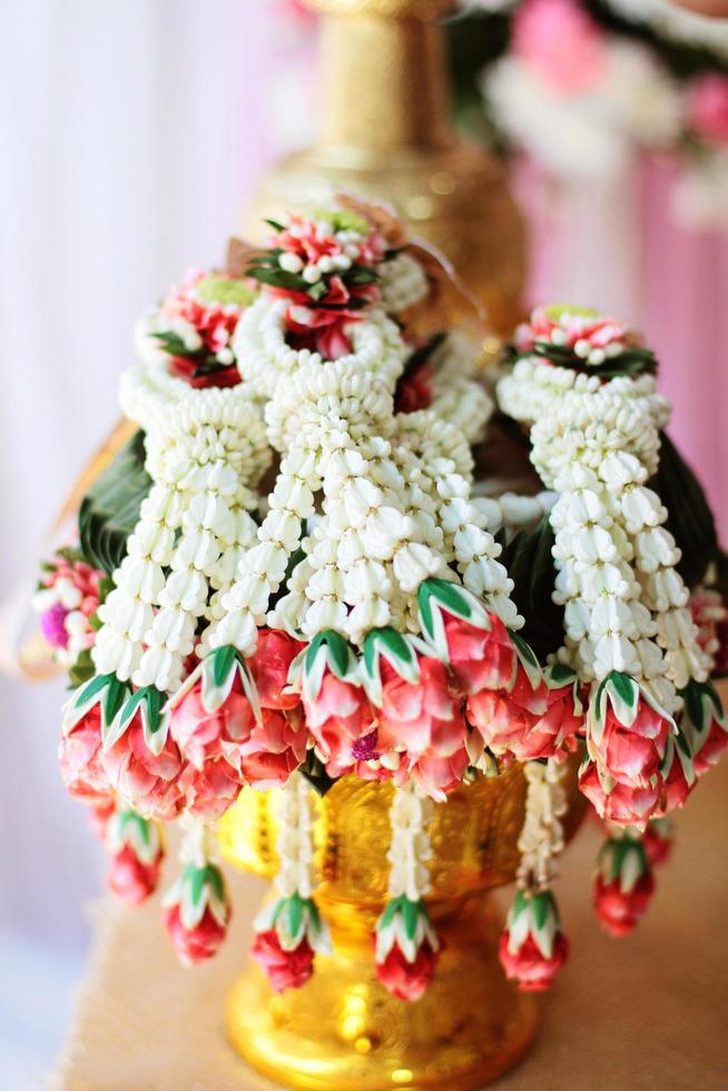 fiore ghirlande su un' oro vassoio nel tradizione tailandese nozze cerimonia giorno. gelsomino ghirlanda. foto